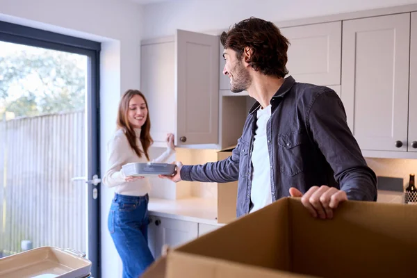 Junges Paar Zieht Gemeinsam Neue Wohnung Und Packt Kisten Küche — Stockfoto