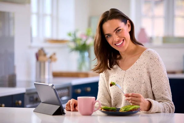 Retrato Mujer Casa Con Tableta Digital Mostrador Cocina Comer Almuerzo —  Fotos de Stock