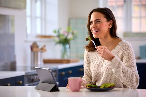 Mujer Casa Con Tableta Digital Mostrador Cocina Comer Almuerzo —  Fotos de Stock