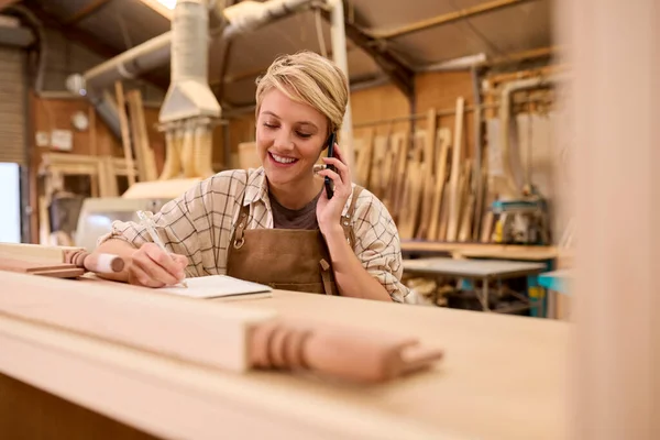 Aprendiz Feminino Trabalhando Como Carpinteiro Oficina Móveis Fazendo Chamada Telefônica — Fotografia de Stock