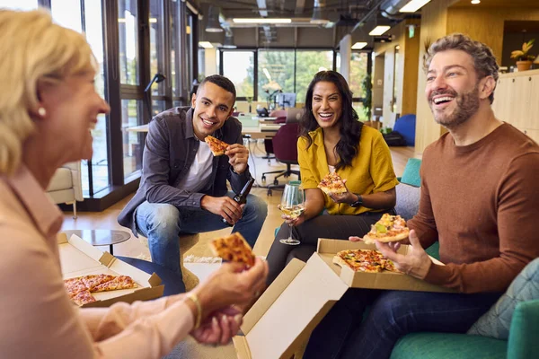 Staff Meeting Eating Takeaway Pizza Office End Working Day — Stock Photo, Image