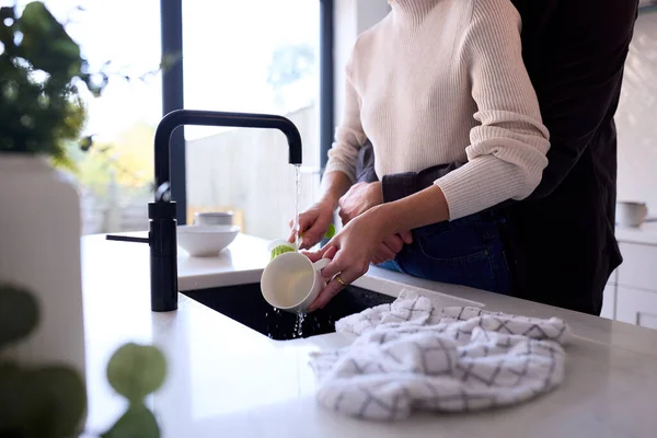 Primer Plano Pareja Abrazando Casa Cocina Como Mujer Hace Lavado — Foto de Stock