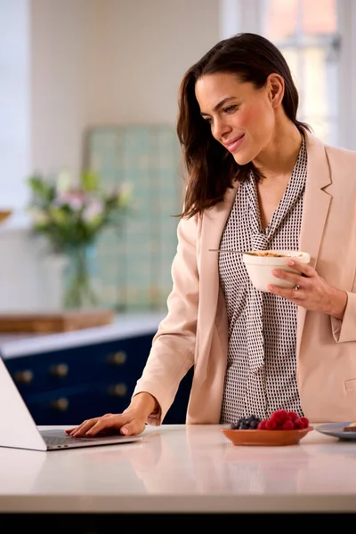 Kadını Evde Dizüstü Bilgisayarlı Mutfak Tezgahında Işe Gitmeden Önce Kahvaltı — Stok fotoğraf