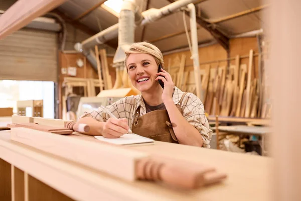 Aprendiz Femenina Que Trabaja Como Carpintero Taller Muebles Haciendo Llamada —  Fotos de Stock