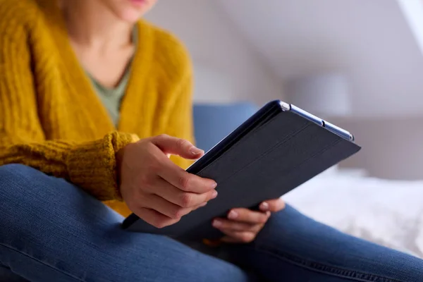 Primer Plano Mujer Sentada Cama Casa Mirando Tableta Digital — Foto de Stock