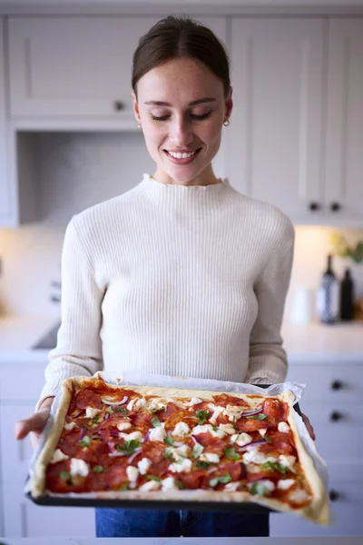 Portret Van Vrouw Keuken Thuis Met Zelfgemaakte Pizza Klaar Worden — Stockfoto