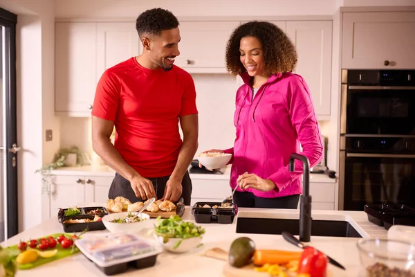 Ζευγάρι Στην Κουζίνα Φορώντας Ρούχα Γυμναστικής Κάνοντας Παρτίδα Υγιεινά Γεύματα — Φωτογραφία Αρχείου