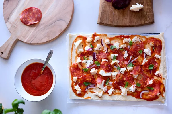 Boven Schot Van Verse Zelfgemaakte Pizza Keuken Teller Klaar Voor — Stockfoto