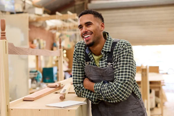 Retrato Del Aprendiz Masculino Que Trabaja Como Carpintero Taller Muebles — Foto de Stock