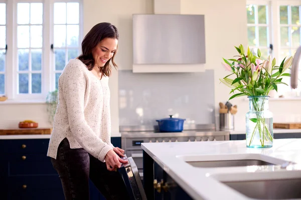 Mujer Haciendo Quehaceres Cargando Lavavajillas Cocina Casa — Foto de Stock