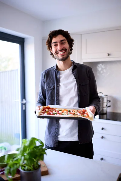 Portret Van Mens Keuken Thuis Met Zelfgemaakte Pizza Klaar Worden — Stockfoto