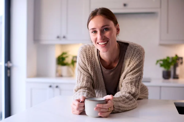 Genç Bir Kadının Portresi Mutfakta Elinde Sıcak Içecekle Rahatlıyor — Stok fotoğraf