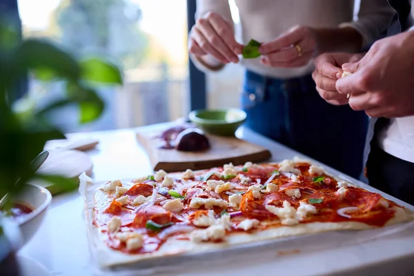 Der Nähe Von Pärchen Küche Bei Zuhause Herstellung Hausgemacht Pizza — Stockfoto