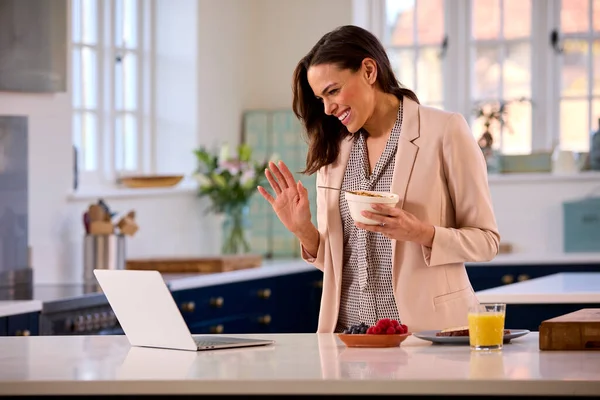 Zakenvrouw Thuis Met Laptop Keuken Teller Eten Ontbijt Maken Video — Stockfoto