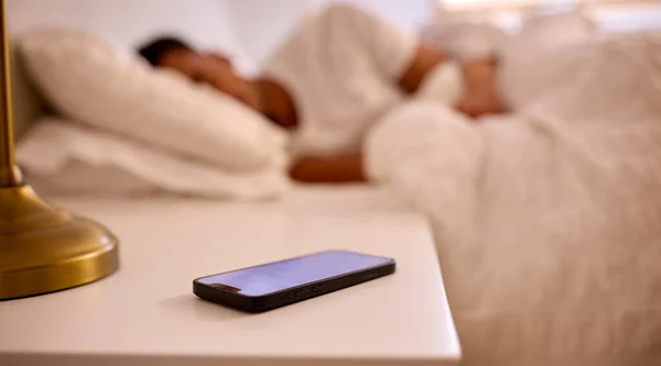 Man Thuis Slapen Bed Met Alarm Gaat Mobiele Telefoon — Stockfoto