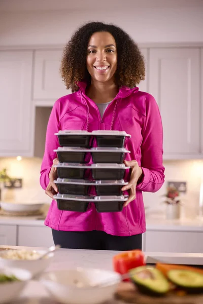 Retrato Mulher Cozinha Que Veste Roupa Aptidão Que Faz Lote — Fotografia de Stock