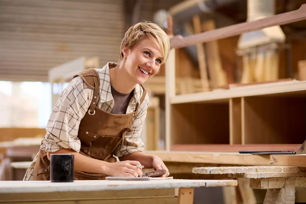 Female Apprentice Working Carpenter Furniture Workshop — Stock Photo, Image