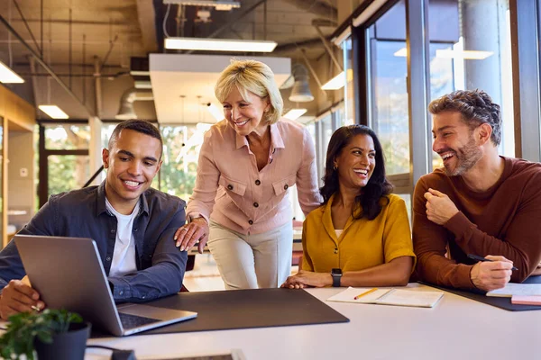 Multikulturelles Business Team Trifft Sich Rund Den Laptop Modernen Büro — Stockfoto