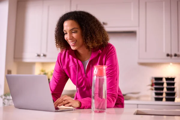Vrouw Keuken Thuis Dragen Fitness Kleding Werken Laptop — Stockfoto