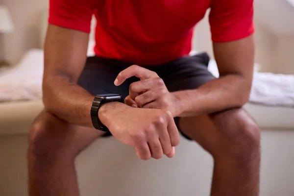 Close Man Home Fitness Abbigliamento Controllo Fitness App Smart Watch — Foto Stock