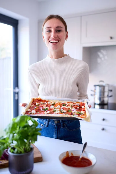 Retrato Mujer Cocina Casa Con Pizza Casera Listo Para Ser — Foto de Stock