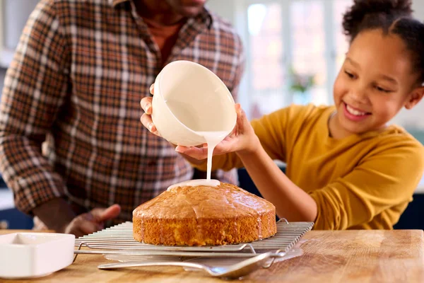 Сімейний Знімок Батьком Дочкою Випічка Вдома Кухні Прикрашає Торт Ітінг — стокове фото
