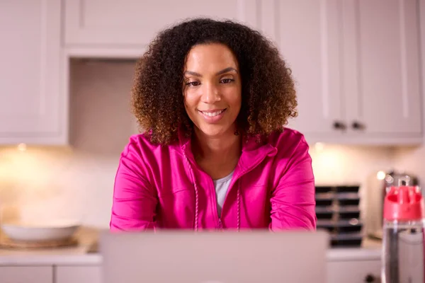 Woman Kitchen Home Wearing Fitness Clothing Working Laptop — Stock Photo, Image