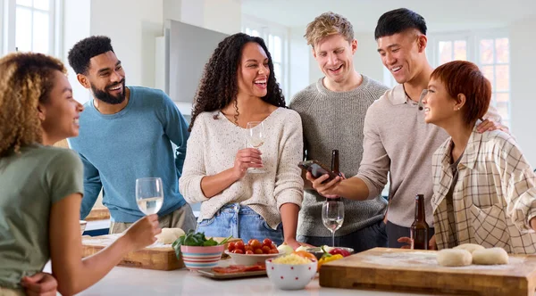 Group Friends Home Kitchen Making Food Party Looking Recipe Mobile — Stock Photo, Image