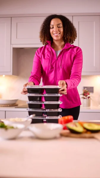 Mulher Cozinha Que Veste Roupa Aptidão Que Faz Lote Refeições — Fotografia de Stock
