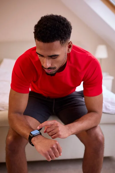 Jonge Man Slaapkamer Thuis Fitness Kleding Controleren Fitness App Smart — Stockfoto