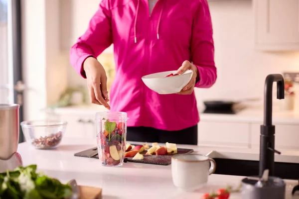 Close Woman Kitchen Wearing Fitness Vestuário Mistura Ingredientes Frescos Para — Fotografia de Stock