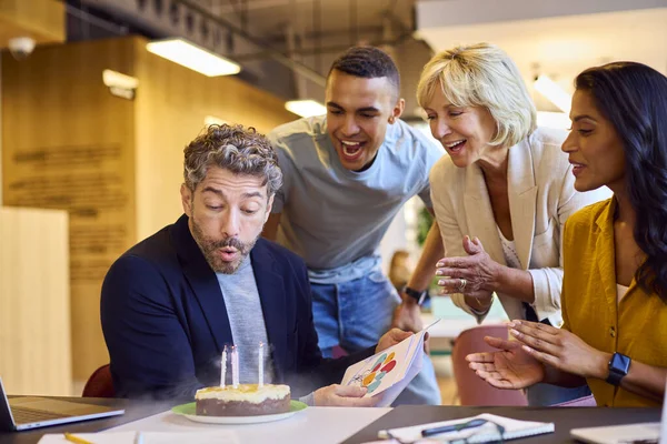 Personel Świętuje Urodziny Kolegi Biurze Biurze Ciasta Karty — Zdjęcie stockowe