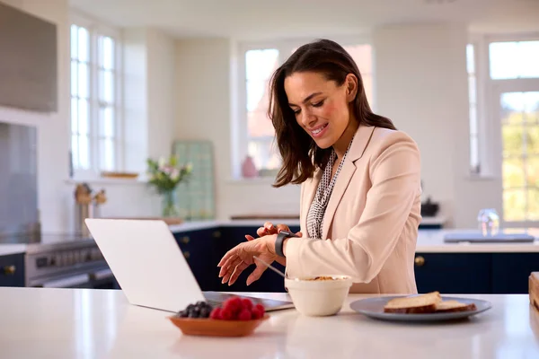 Kadını Evde Dizüstü Bilgisayarlı Mutfak Tezgahında Kahvaltı Yapıyor Akıllı Saati — Stok fotoğraf