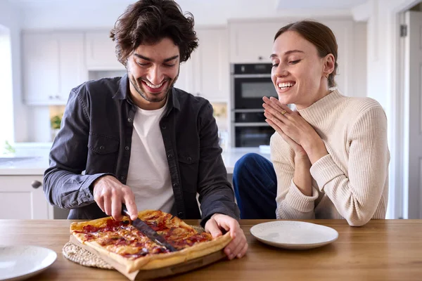 Ζευγάρι Στην Κουζίνα Στο Σπίτι Τρώει Σπιτική Πίτσα Κάθεται Στον — Φωτογραφία Αρχείου