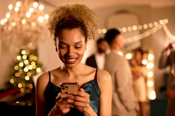 Vrouw Het Feest Controleren Van Sociale Media Berichten Mobiele Telefoon — Stockfoto