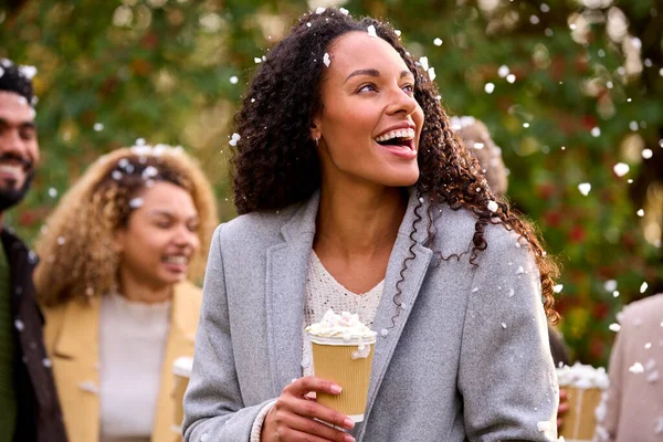 Group Friends Wearing Coats Standing Snow Holding Takeaway Hot Chocolate — Stock Photo, Image