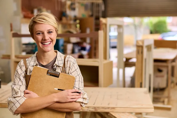 Portrait Female Apprentice Clipboard Working Carpenter Furniture Workshop — Stock Photo, Image