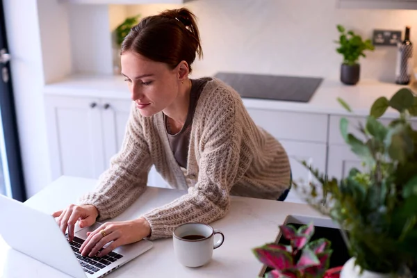 Jonge Vrouw Thuis Werken Laptop Teller Keuken — Stockfoto