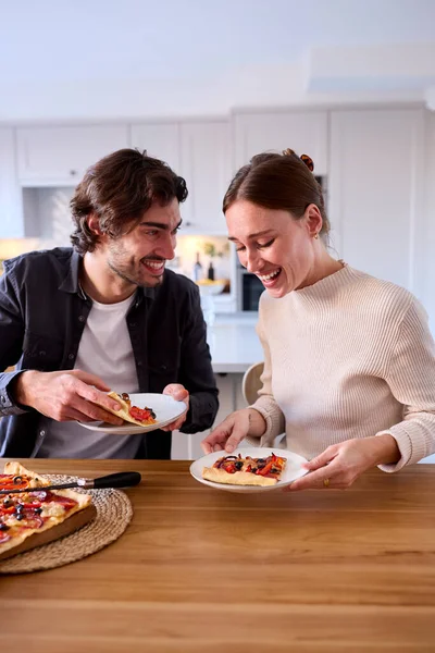 Par Köket Hemma Äta Hemlagad Pizza Sitter Bänken — Stockfoto