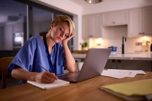 Geceleri Evde Dizüstü Bilgisayarda Çalışan Ders Çalışan Yorgun Bir Kadın — Stok fotoğraf