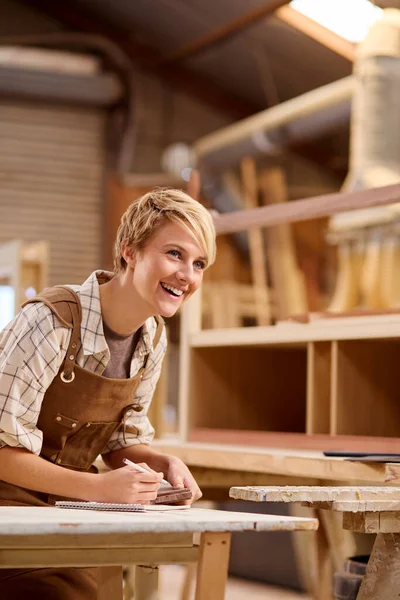 家具の大工として働く女性の見習い — ストック写真