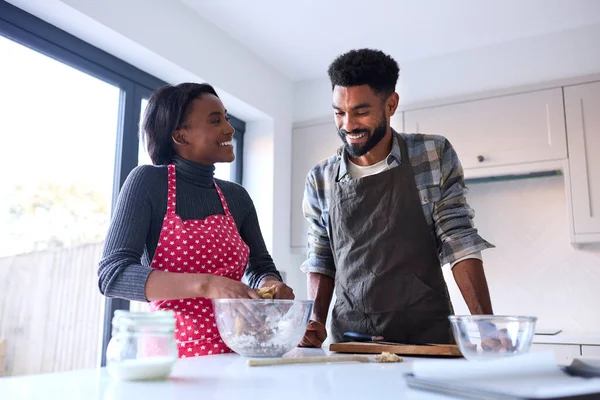 Paar Hause Backt Gemeinsam Kuchen Küche — Stockfoto