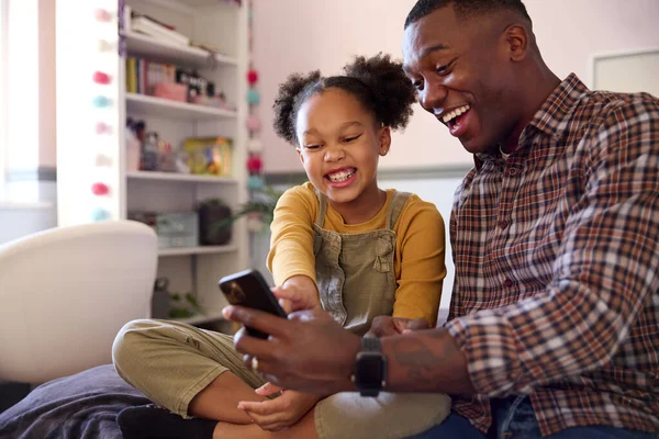 Far Och Dotter Hemma Flickans Sovrum Skrattar Bilder Mobiltelefon — Stockfoto