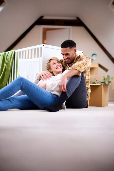 Paar Erwartet Baby Zum Entspannen Kinderzimmer Des Neuen Heims Mit — Stockfoto
