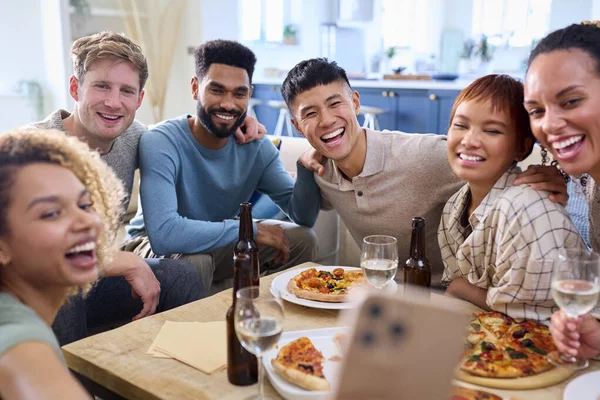 Vrienden Nemen Selfie Telefoon Plezier Hebben Thuis Keuken Eten Zelfgemaakte — Stockfoto
