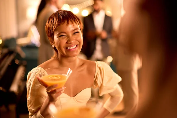 Frau Auf Party Spricht Mit Gast Und Trinkt Cocktail — Stockfoto