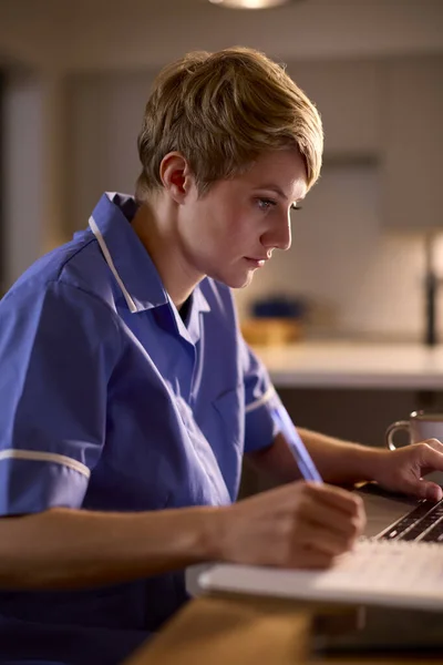 Fáradt Aki Orvosi Köpenyt Visel Dolgozik Vagy Otthon Tanul Laptopon — Stock Fotó