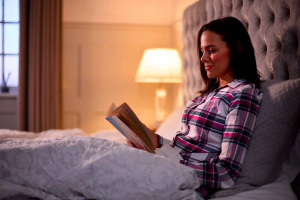 Жінка Вдома Сидить Ліжку Вечірній Читання Книга — стокове фото