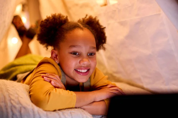 Menina Casa Deitada Tenda Interior Acampamento Assistindo Transmitindo Para Tablet — Fotografia de Stock