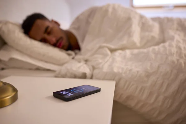 Homem Casa Dormindo Cama Com Alarme Disparando Telefone Móvel — Fotografia de Stock